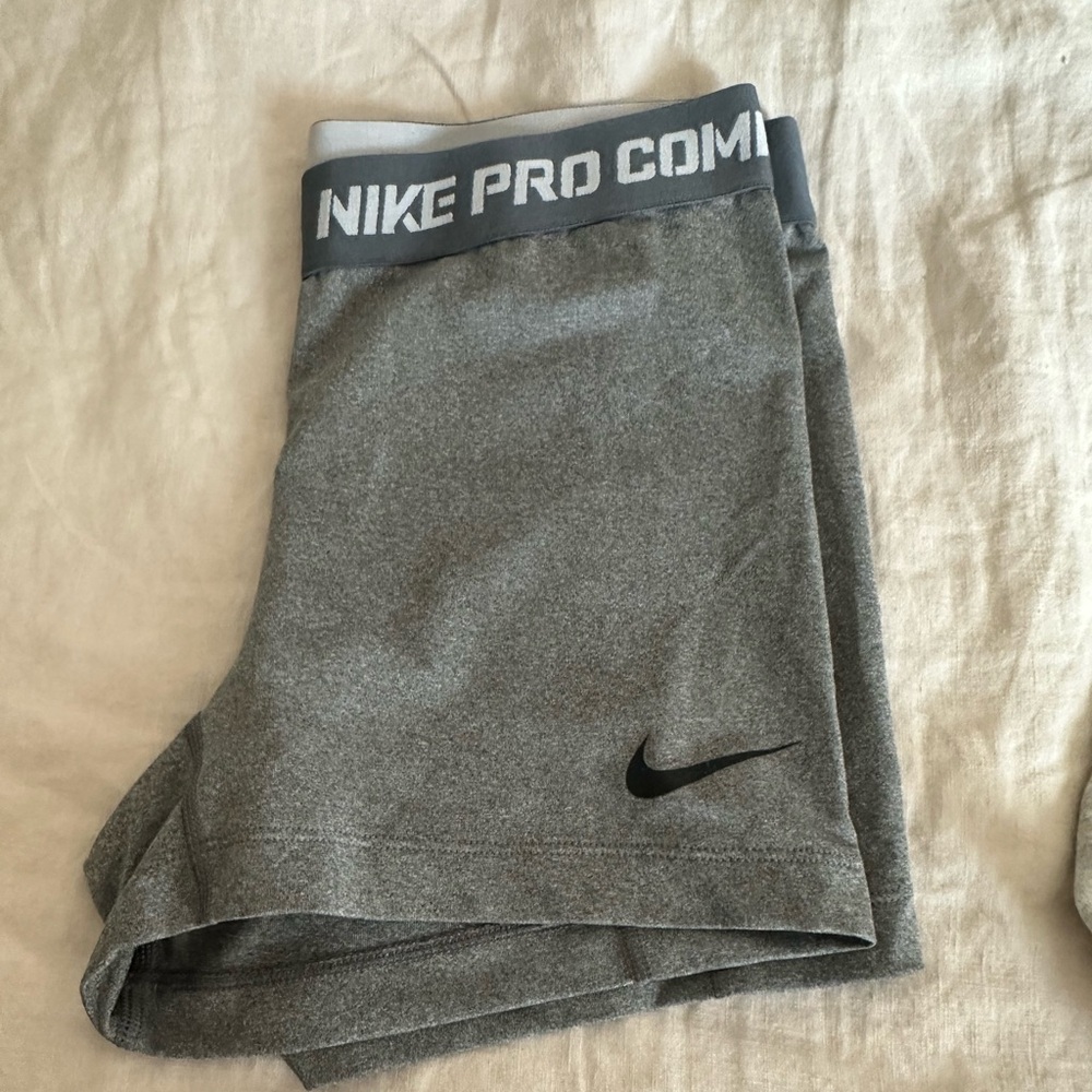 Nike pros, medium
